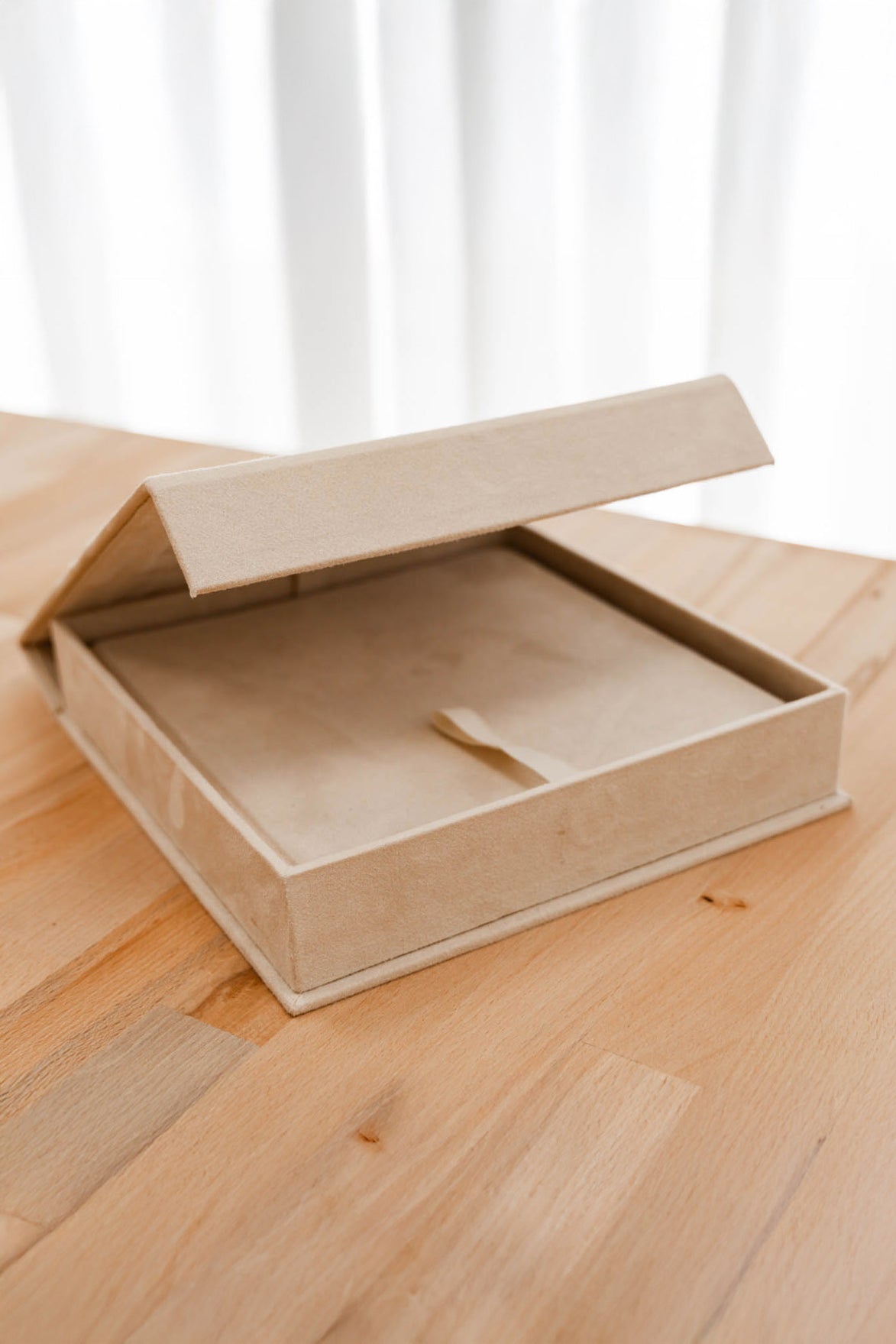 Велурена кутия за фотокнига